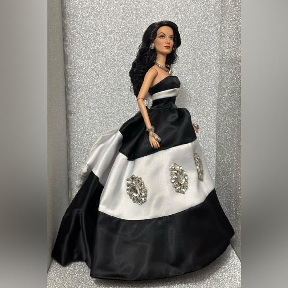 💎 BARBIE MARIA FELIX DOLL SIGNATURE, BLACK AND WHITE DRESS WITH SNAKE JEWELRY - Picture 3 of 12